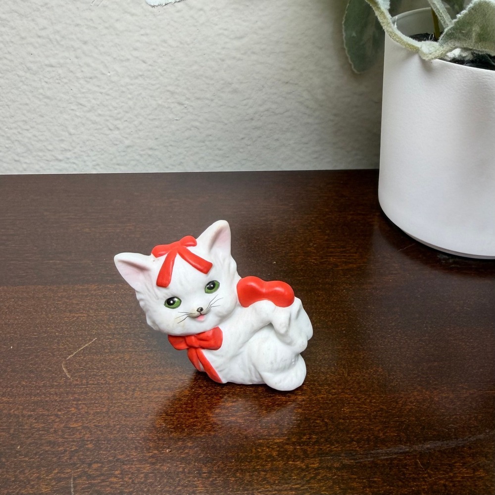 Vintage White Ceramic Kitten Figurine Red Bows Heart Valentine Cat 2 Inch